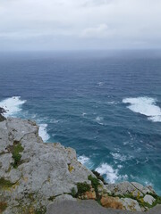 Vue sur l'oc&eacute;an depuis une falaise