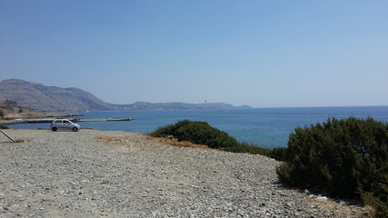 Vue sur l'oc&eacute;an depuis une falaise