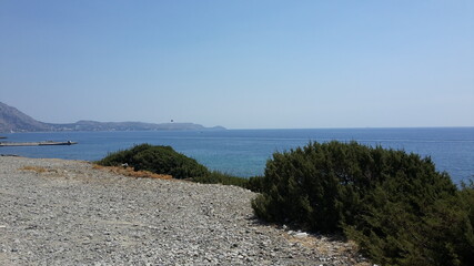 Vue sur l'oc&eacute;an depuis une falaise