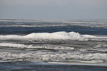 Drifting ice in the winter © trinetuzun