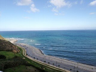Vue sur l'oc&eacute;an depuis une falaise