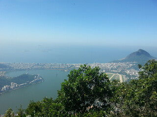 Vue sur l'oc&eacute;an depuis une falaise