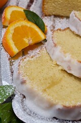 aufgeschnittener Orangenkuchen dekoriert mit Orangenscheiben
