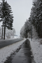 Straße im Winter vom Schnee beräumt