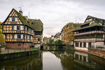 Obraz premium Old buildings in Strasbourg city near channel on an autumn day