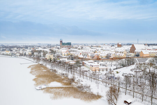 Aussicht auf Prenzlau mit Stadtmauer und Kloster im Winter 