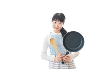 自宅で料理をする新婚の女性