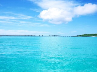 沖縄の来間島と来間大橋ときれいな海