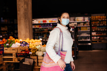 Fototapeta na wymiar Stylish young woman shopping while global pandemic
