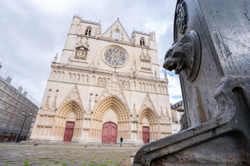 Obraz premium Fontaine à tête de lion et église Saint-Jean, Lyon, France 