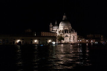 Fototapeta na wymiar A walk through Venice at night