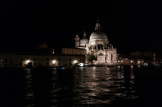 A walk through Venice at night