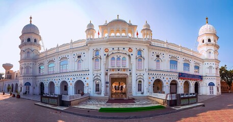 Obraz premium Nankana Sahib, Punjab, Pakistan - April, 12, 2020: The Sarovar (Holiest Pool), Gurdwara Janamasthan Guru Nanak Dev Ji, located at Nankana Sahib District.