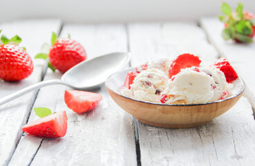 Erdbeereis Speiseeis Eisbecher Erdbeersaison Saison Erdbeeren Vanilleeis selber machen 