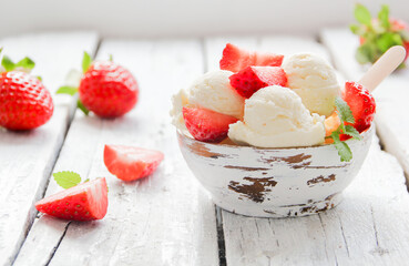 Erdbeereisbecher Erdbeereis Eisbecher Vanilleeis Erdbeersaison Saison Eiscreme Erdbeer Eis Kugeleis