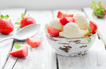 Erdbeereis Erdbeereischer Eisbecher Erdbeeren frisch Vanilleeeis Eis Kugeleis