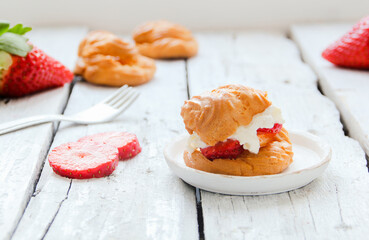 Windbeutel mit Sahne mit Creme Erdbeeren Erdbeere gefüllt Erdbeersaison