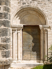 Porte latérale de l'église de Gigny, Jura, France