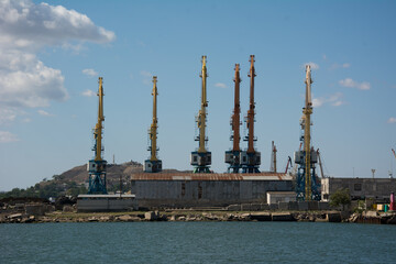 Obraz premium Cranes in the port on a clear sunny day