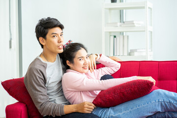 Fototapeta na wymiar Asian couple lover moving into new house 