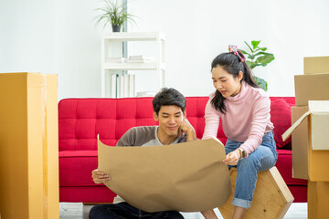 Fototapeta na wymiar Asian couple lover moving into new house 
