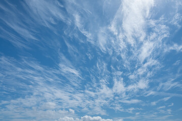 Ciel bleu avec des nuages blancs