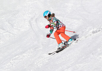 Fototapeta na wymiar little girl in ski resort