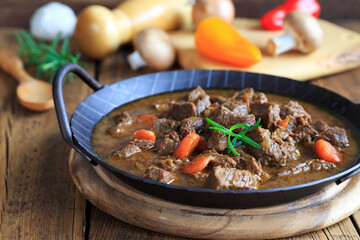 Gulasch in Eisenpfanne