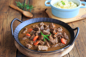 Gulasch mit Kartoffelpüree