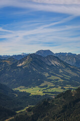 Fototapeta na wymiar Ausblick vom Gipfel Edelsberg auf die Allgäuer Alpen Bergwelt