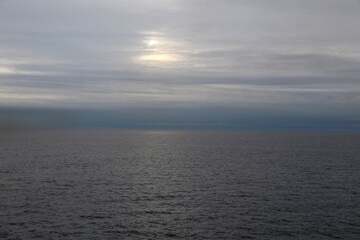 Nordsee und Horizont mit grauen Wolken