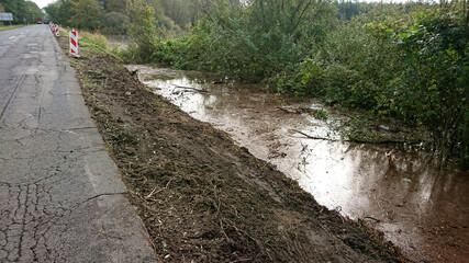 Woda zalewa drogę. Powódź. Lubuskie. Polska.