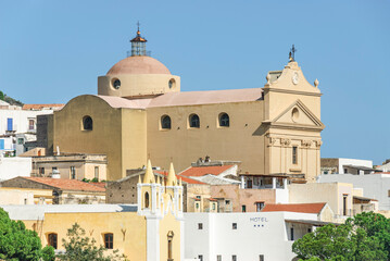 Mächtiges Kirchenbauwerk im Ortszentrum von Santa Marina Salina