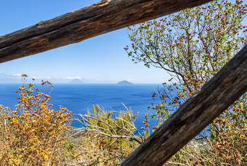 Fototapeta na wymiar Liparische Inseln - gute Fernsicht auf Stromboli und Panarea von den Hängen des Monte Fossa auf Salina aus