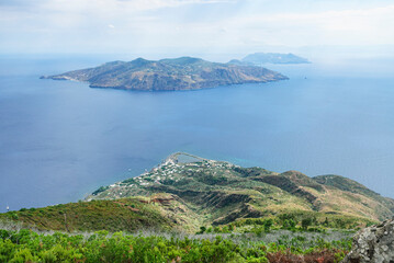 Liparische Inseln - gute Fernsicht auf LIpari und Vulcano von den Hängen des Monte Fossa auf...
