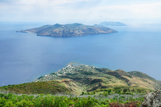Liparische Inseln - gute Fernsicht auf LIpari und Vulcano von den H&auml;ngen des Monte Fossa auf Salina aus