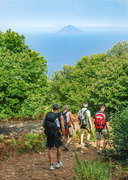 Erlebnis-Urlaub auf den &auml;olischen Inseln - Bergtour zum Monte Fossa auf Salina, Ausblick auf den Stromboli