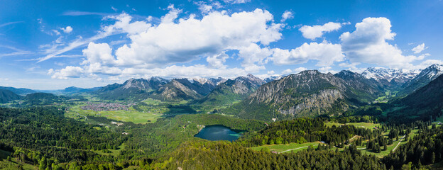Naklejka premium Panorama Oberstdorfer Becken mit Freibergsee und Allgäuer Alpen