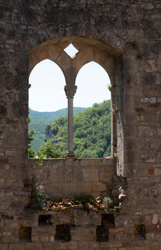 Ch&acirc;teau de Bruniquel : int&eacute;rieur avec fen&ecirc;tres en ogives
(Tarn-et-Garonne) l&agrave; o&ugrave; f&ucirc;t tourn&eacute; le film "le vieux fusil" avec Romy Schneider et Philippe Noiret (Film de Robert Enrico)