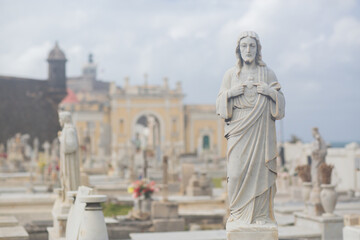 Obraz premium statue in cemetery on ocean