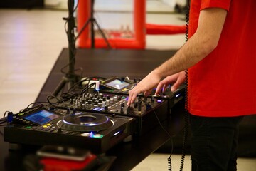 scratching hangs learn dj school miksher pult