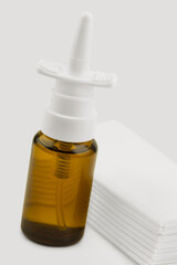 Nasenspray und Papiertaschentücher Nahuafnahme