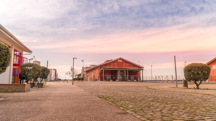 Obraz premium Thessaloniki Greece January 30 2021: the industrial area of the city in the old port that became a park where people can walk and many events happen in the old storages 