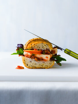 Sandwich with tofu, arugula and apple