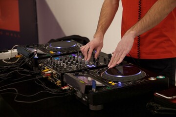 Obraz premium dj learn mixing scratch dj school miksher pult