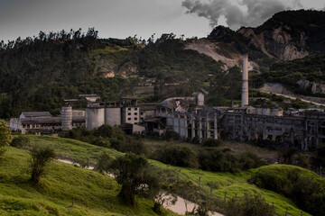 ruinas de una vieja fabrica de cemento cerca a la capital de Colombia