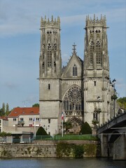 Fototapeta na wymiar St.-Martin-Kirche / Eglise Saint Martin mit Mosel in Pont-a-Mousson 
