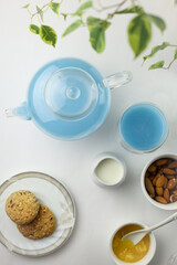 Obraz na płótnie Canvas Blue masala tea in the glass pot.