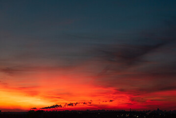 Obraz premium orange sunset over big city