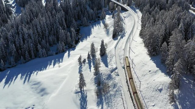 Bergbahn fährt durch Winterlandschaft des Oberengadins